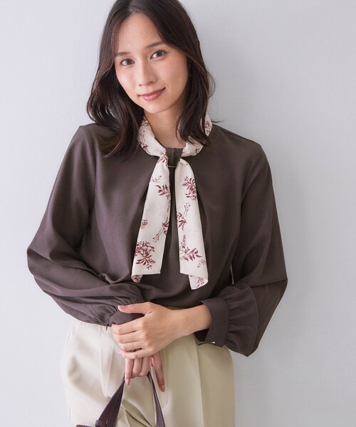 index(インデックス)の「【2way】スカーフ付きタックブラウス《洗濯機OK/イージーアイロン》(シャツ/ブラウス・レディース・ブラウン系その他/ナチュラル/オフホワイト・38/36/42/40)」の2枚目の写真