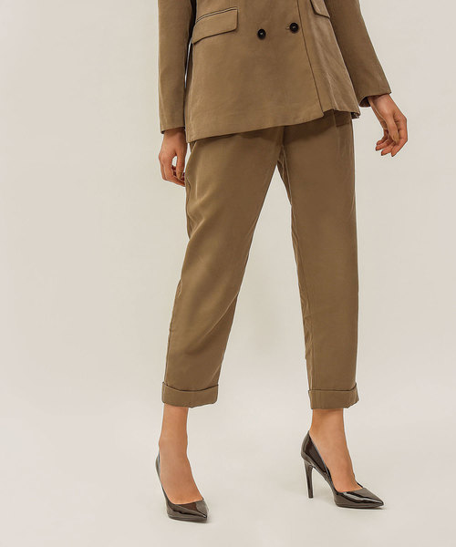 CHARLES & KEITH(チャールズ & キース)の「ベーシックポインテッドパンプス / BASIC POINTED PUMPS(パンプス・レディース・ブラック/シルバー/レッド・23cm/22.5cm/25cm/24.5cm/23.5cm)」の4枚目の写真