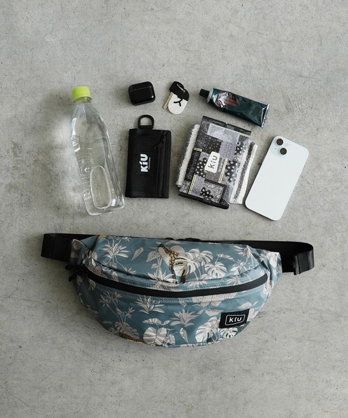 KiU(キウ)の「ウォータープルーフボディバッグ(ボディバッグ/ウエストポーチ・レディース・ブラック/ピンク/グリーン/サンドベージュ/ブラック系その他/ダークブルー/ブルー系その他/ブラック系その他2/カーキ/レッド系その他/ホワイト×ブルー/ブルー系その他2/ブルー系その他3/アニマル/ブルー系その他4/ブラック×カーキ/ホワイト系その他/ブラック系その他3/タイガーカモ/ブルー系その他6/ベージュ系その他/レオパード/ブルー系その他5・FREE)」の17枚目の写真
