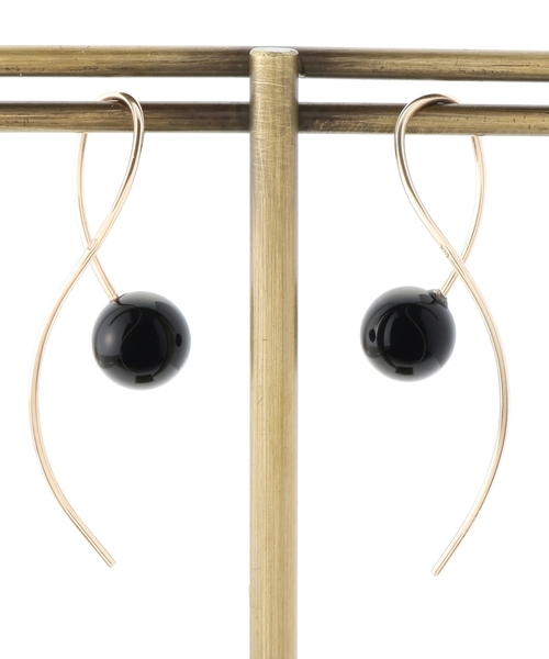 COCOSHNIK（ココシュニック）の「K10オニキス S字フックピアス(小)（ピアス（両耳用）・レディース・イエローゴールド・00）」の3枚目の写真