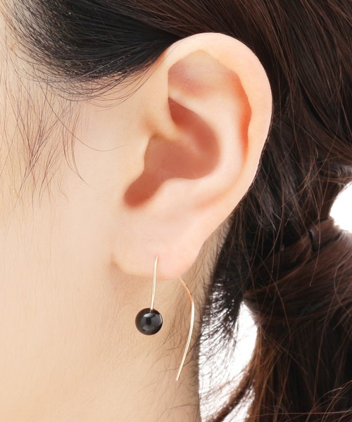 COCOSHNIK（ココシュニック）の「K10オニキス S字フックピアス(小)（ピアス（両耳用）・レディース・イエローゴールド・00）」の4枚目の写真