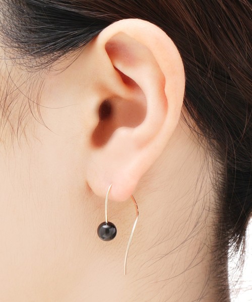 COCOSHNIK（ココシュニック）の「K10オニキス S字フックピアス(小)（ピアス（両耳用）・レディース・イエローゴールド・00）」の5枚目の写真