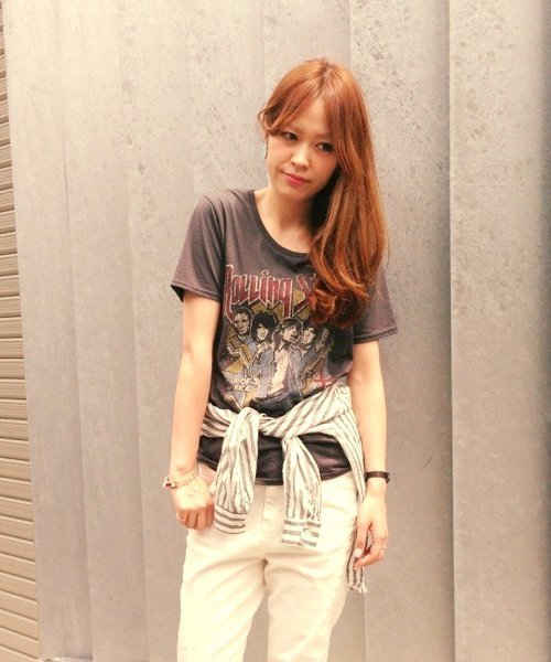 Another Edition(アナザーエディション)の「AE R/STONES LIVE TOUR(Tシャツ/カットソー・レディース・オフホワイト/ブラック・フリー)」の2枚目の写真