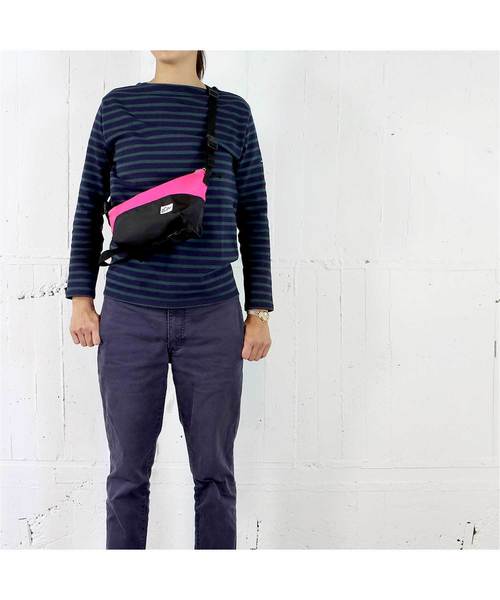 Drifter(ドリフター)の「ARE WAY POUCH S/アーウェイポーチ(Sサイズ)(ボディバッグ/ウエストポーチ)」|ピンク