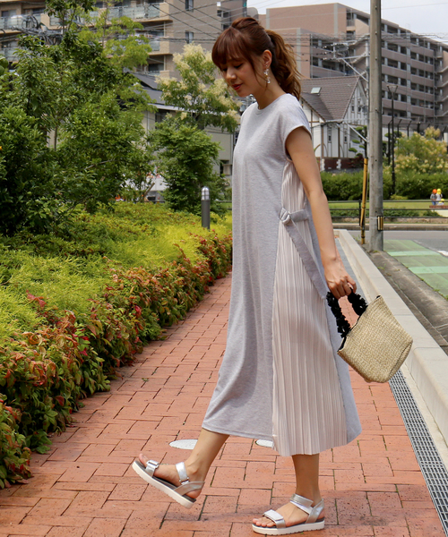 n'ee-ne（ネーネ）の「サイドプリーツワンピース半袖＆フレンチスリーブ（ワンピース・レディース・ブラック/ベージュ/ブルー/杢グレー/ブラック系その他/ベージュ系その他/グレー系その他・FREE）」の4枚目の写真