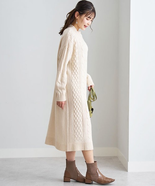 BELLUNA PLUS（ベルーナ）の「ケーブル柄ロング丈ニットワンピース（ワンピース・レディース・チャコールグレー/ピンクベージュ/ピンク系その他/ライラック/アイボリー/杢グレー/オフホワイト/スモークピンク/ブラウン系その他/ヘザーグレー/ブラック/チャコール/ワイン/グレー/ブルー/カーキ・MEDIUM/LARGE/X-LARGE/XXXX-LARGE/XXX-LARGE/XX-LARGE/SMALL）」の17枚目の写真