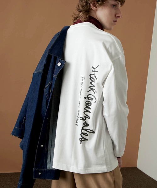 Mark Gonzales（マーク・ゴンザレス）の「Mark Gonzales/マークゴンザレス EMMA CLOTHES別注 ビッグシルエットロゴ刺繍×バックプリント 長袖 Tee（Tシャツ/カットソー・メンズ・ベージュ系その他/グリーン系その他/ホワイト系その他2/ホワイト系その他3/ブラック系その他2/ブラック系その他3/ベージュ系その他2/ベージュ系その他3/グリーン系その他2/グリーン系その他3/ホワイト系その他/ブラック系その他/ホワイト系その他4/ブルー系その他/ブルー/ダークグレー/グレー系その他/ブラック系その他4・M/L）」の2枚目の写真