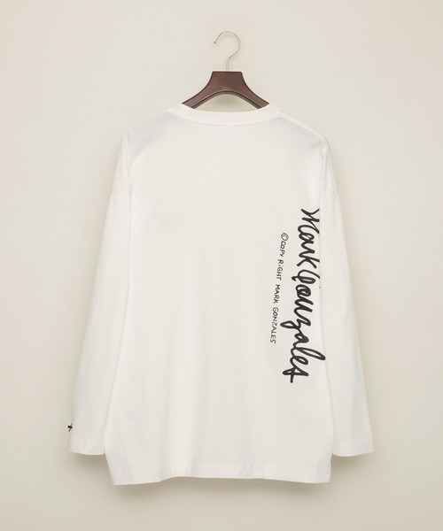 Mark Gonzales（マーク・ゴンザレス）の「Mark Gonzales/マークゴンザレス EMMA CLOTHES別注 ビッグシルエットロゴ刺繍×バックプリント 長袖 Tee（Tシャツ/カットソー・メンズ・ベージュ系その他/グリーン系その他/ホワイト系その他2/ホワイト系その他3/ブラック系その他2/ブラック系その他3/ベージュ系その他2/ベージュ系その他3/グリーン系その他2/グリーン系その他3/ホワイト系その他/ブラック系その他/ホワイト系その他4/ブルー系その他/ブルー/ダークグレー/グレー系その他/ブラック系その他4・M/L）」の21枚目の写真