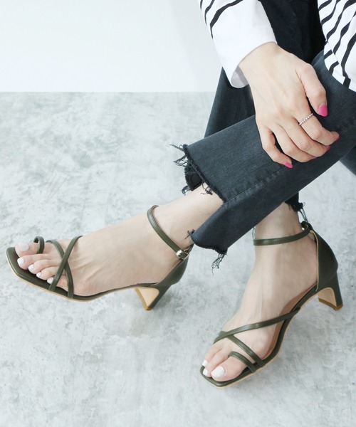 Fin（フィン）の「スクエアトゥセットバックヒールサンダル【低反発スポンジ入り】（サンダル・レディース・ブラック/キャメル/カーキ/ベージュ/ブロンズ・22.5cm/23.5cm/23cm/24.5cm/24cm）」の4枚目の写真