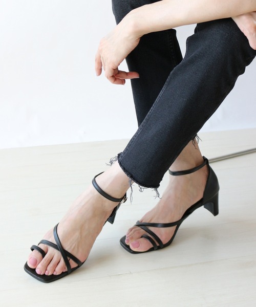 Fin（フィン）の「スクエアトゥセットバックヒールサンダル【低反発スポンジ入り】（サンダル・レディース・ブラック/キャメル/カーキ/ベージュ/ブロンズ・22.5cm/23.5cm/23cm/24.5cm/24cm）」の2枚目の写真