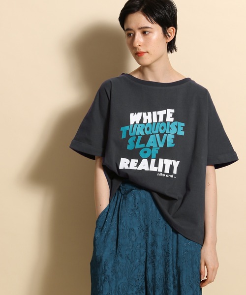 niko and...（ニコアンド）の「ジャケライクプリントTシャツ（Tシャツ/カットソー・レディース・ホワイト/ブラック/ベージュ・MEDIUM/LARGE）」の2枚目の写真