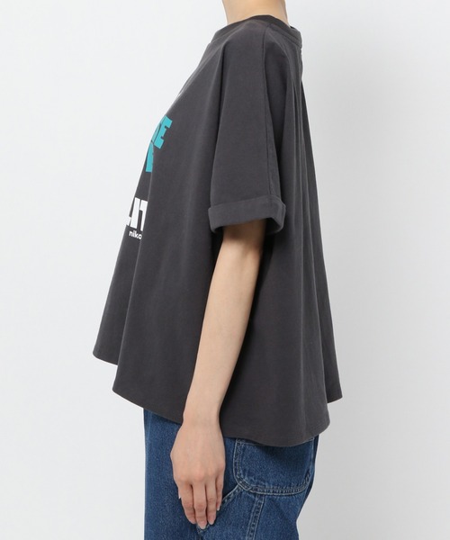 niko and...（ニコアンド）の「ジャケライクプリントTシャツ（Tシャツ/カットソー・レディース・ホワイト/ブラック/ベージュ・MEDIUM/LARGE）」の9枚目の写真