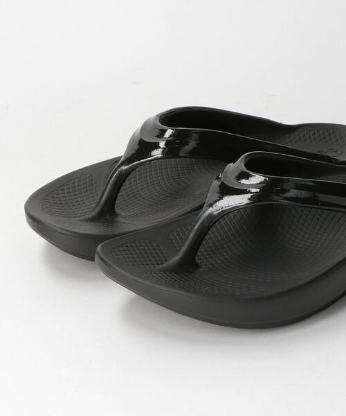 OOFOS（ウーフォス）の「＜OOFOS＞OOlala ウーララサンダル（サンダル・レディース・ブラック/ベージュ・6/8/7）」の4枚目の写真
