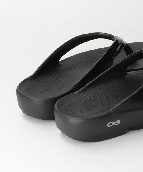 OOFOS（ウーフォス）の「＜OOFOS＞OOlala ウーララサンダル（サンダル・レディース・ブラック/ベージュ・6/8/7）」の8枚目の写真