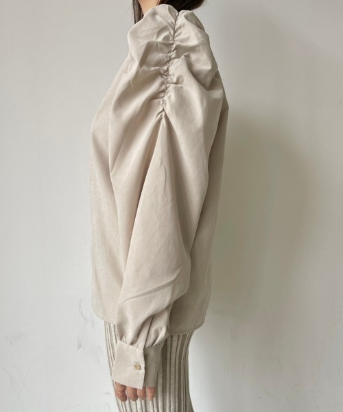 NEUNA（ヌナ）の「スクエアネックパワショルダーロングスリーブブラウス（シャツ/ブラウス・レディース・ブラック/グリーン/モカ/グレイッシュベージュ・FREE）」の8枚目の写真