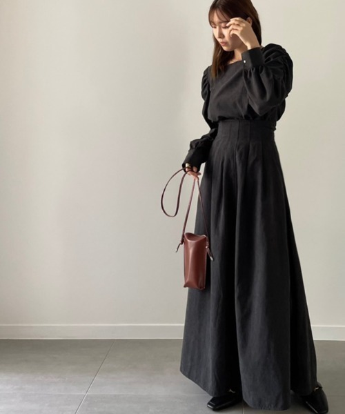 NEUNA（ヌナ）の「スクエアネックパワショルダーロングスリーブブラウス（シャツ/ブラウス・レディース・ブラック/グリーン/モカ/グレイッシュベージュ・FREE）」の5枚目の写真