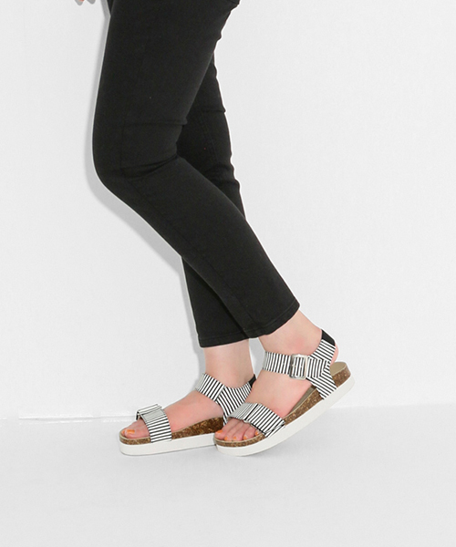 SENSE OF PLACE by URBAN RESEARCH（センスオブプレイスバイアーバンリサーチ）の「 ストライプサンダル（サンダル・レディース・ホワイト×ブラック/グレー系その他/ベージュ系その他・36/37/38）」の2枚目の写真