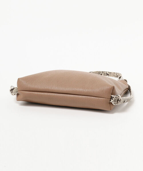 Ray BEAMS(レイビームス)の「Ray BEAMS / フェイクレザー 2WAY バッグ(トートバッグ・レディース・ベージュ/ブラック・ONE SIZE)」の10枚目の写真