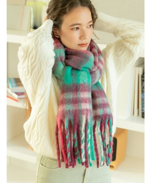 fifth（フィフス）の「チェック柄ボリュームマフラー（マフラー・レディース・ベージュ/パープル・FREE）」の2枚目の写真