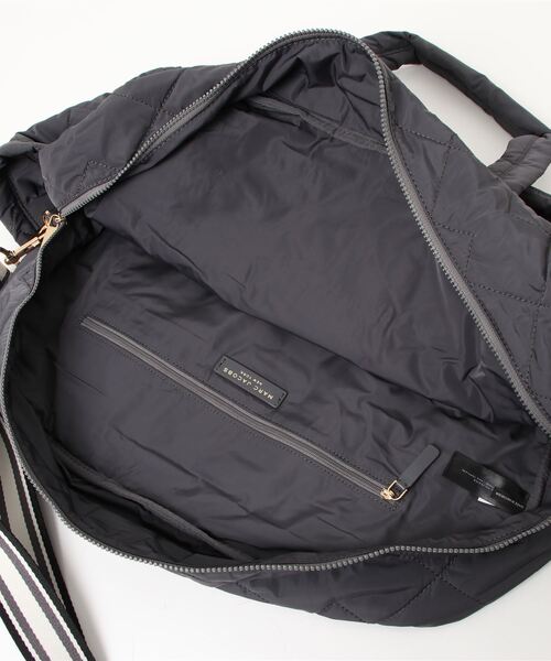MARC JACOBS（マークジェイコブス）の「【オンライン限定】QUILTED NYLON LARGE WEEKENDER/キルテッド ナイロン ラージ ウィークエンダー（ボストンバッグ・レディース・その他・ONE SIZE）」の6枚目の写真