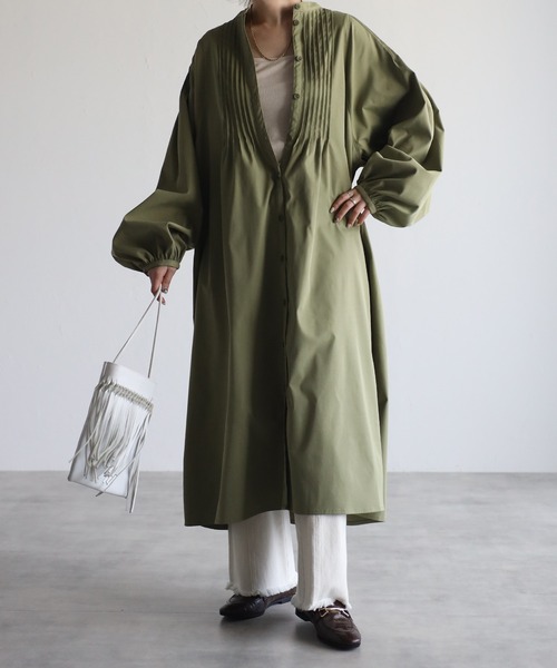 r.（アールドット）の「シャークスキンピンタックワンピース（シャツワンピース・レディース・ブラック/ベージュ/アイボリー/ライトカーキ・FREE）」の4枚目の写真