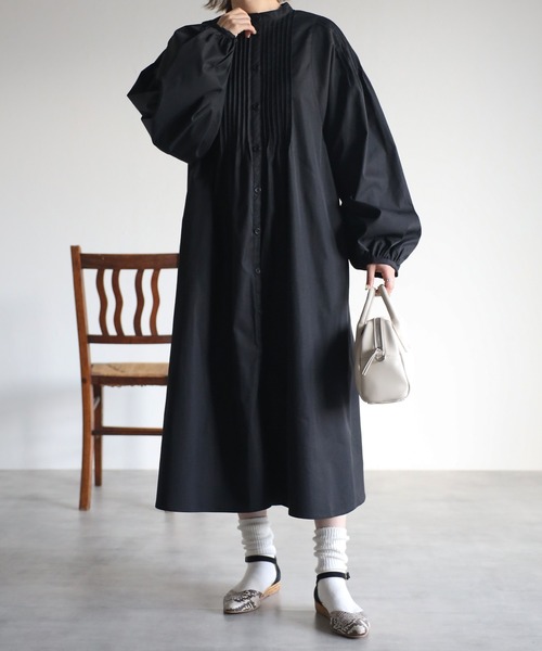 r.（アールドット）の「シャークスキンピンタックワンピース（シャツワンピース・レディース・ブラック/ベージュ/アイボリー/ライトカーキ・FREE）」の3枚目の写真