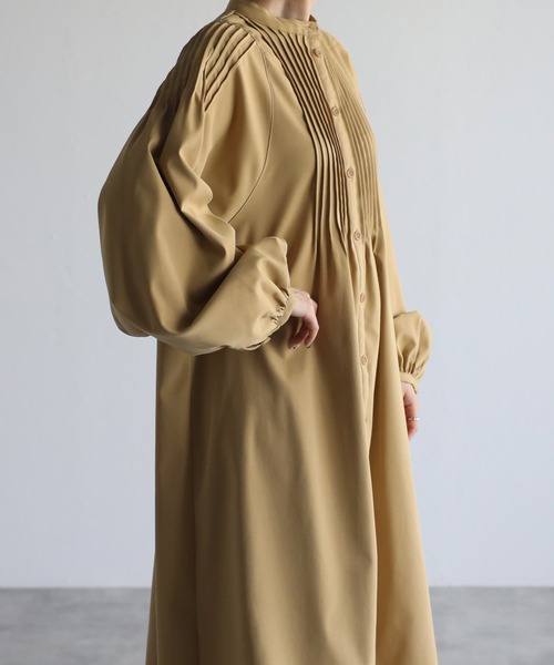 r.（アールドット）の「シャークスキンピンタックワンピース（シャツワンピース・レディース・ブラック/ベージュ/アイボリー/ライトカーキ・FREE）」の7枚目の写真