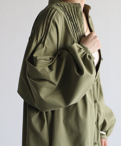 r.（アールドット）の「シャークスキンピンタックワンピース（シャツワンピース・レディース・ブラック/ベージュ/アイボリー/ライトカーキ・FREE）」の5枚目の写真