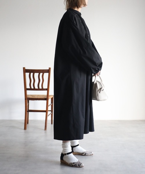 r.（アールドット）の「シャークスキンピンタックワンピース（シャツワンピース・レディース・ブラック/ベージュ/アイボリー/ライトカーキ・FREE）」の15枚目の写真