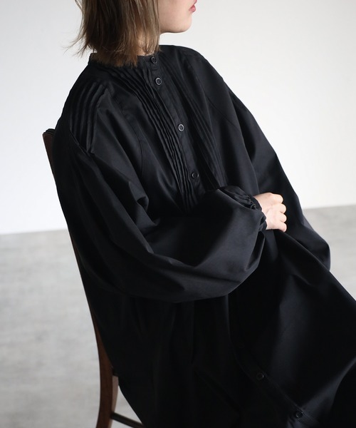 r.（アールドット）の「シャークスキンピンタックワンピース（シャツワンピース・レディース・ブラック/ベージュ/アイボリー/ライトカーキ・FREE）」の18枚目の写真