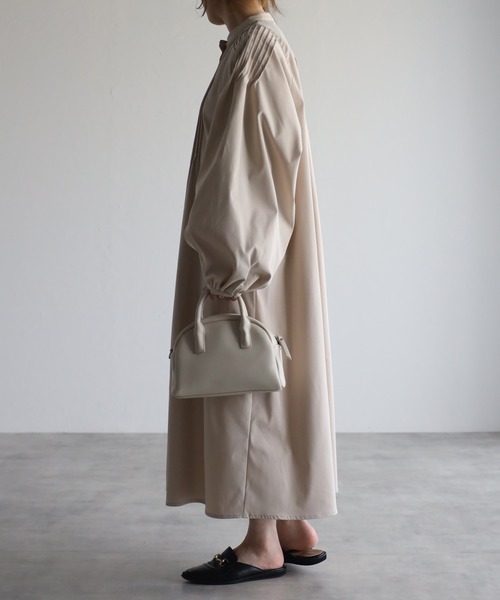 r.（アールドット）の「シャークスキンピンタックワンピース（シャツワンピース・レディース・ブラック/ベージュ/アイボリー/ライトカーキ・FREE）」の6枚目の写真