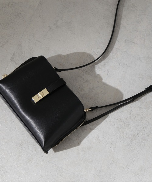 NATURAL BEAUTY BASIC(ナチュラルビューティーベーシック)の「ライトウォレットショルダー(ショルダーバッグ・レディース・ブラック/ベージュ/マジェンタ/ダークブルー・フリ-)」の1枚目の写真