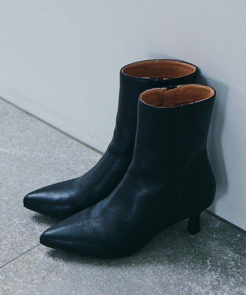 Juze（ジュゼ）の「【生活防水・抗菌防臭】リサイクルレザーポインテッドミドルブーツ【sustainable】（ブーツ・レディース・ブラック/キナリ/ブラウン・L/M/S）」の2枚目の写真