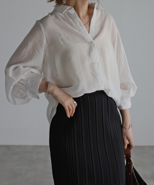 Yucca(ユッカ)の「タック袖シアーシャツ(シャツ/ブラウス・レディース・ダークグリーン/ホワイト/モカ・MEDIUM/LARGE)」の2枚目の写真