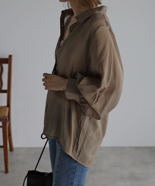 Yucca(ユッカ)の「タック袖シアーシャツ(シャツ/ブラウス・レディース・ダークグリーン/ホワイト/モカ・MEDIUM/LARGE)」の4枚目の写真
