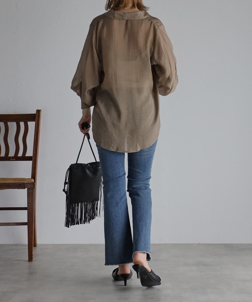 Yucca(ユッカ)の「タック袖シアーシャツ(シャツ/ブラウス・レディース・ダークグリーン/ホワイト/モカ・MEDIUM/LARGE)」の12枚目の写真