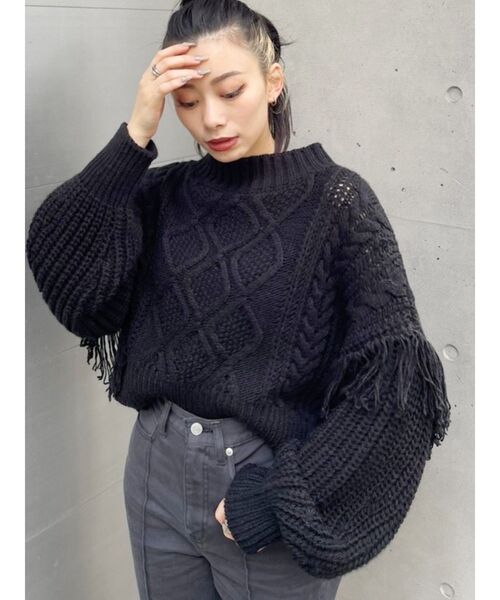 EVRIS（エヴリス）の「フリンジスリーブケーブルショートニット（ニット/セーター・レディース・ブラック/レッド/アイボリー/マスタード・FREE）」の2枚目の写真