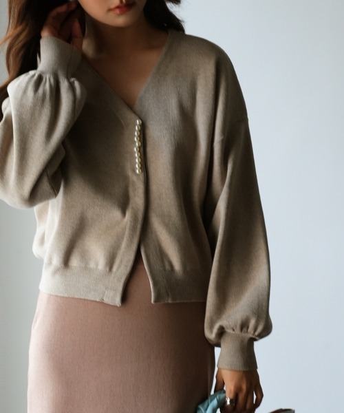 SAISON DE PAPILLON（セゾンドパピヨン）の「パールビジュー付きボリュームスリーブニットカーディガン（カーディガン/ボレロ・レディース・ブラウン/グレー/ピンク/ブラック/グリーン/ベージュ/ブルー/アイボリー・M/L）」の5枚目の写真