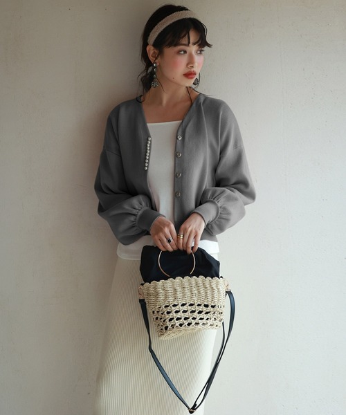 SAISON DE PAPILLON（セゾンドパピヨン）の「パールビジュー付きボリュームスリーブニットカーディガン（カーディガン/ボレロ・レディース・ブラウン/グレー/ピンク/ブラック/グリーン/ベージュ/ブルー/アイボリー・M/L）」の11枚目の写真