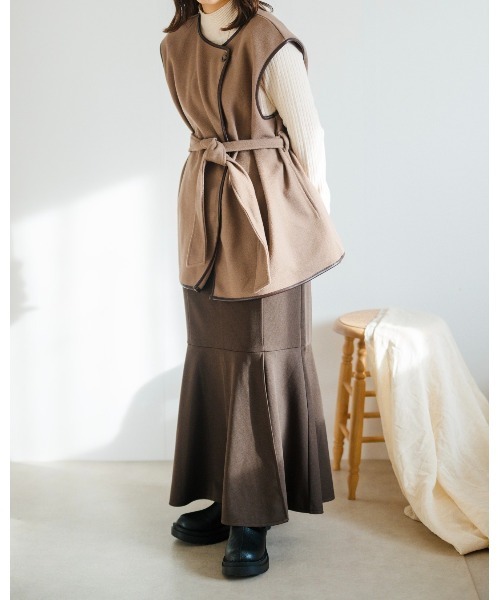 Amourire（アムリール）の「パイピングジレベスト（ベスト・レディース・モカ/アイボリー・M/L）」の2枚目の写真