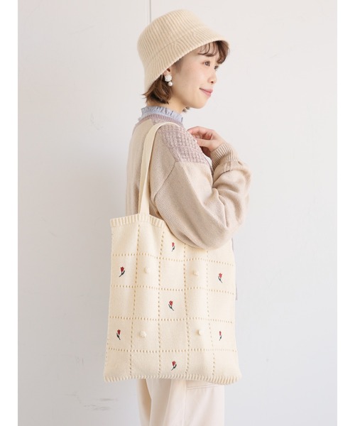 ehka sopo(エヘカソポ)の「花刺繍ポンポンニットトートバッグ(トートバッグ・レディース・キナリ/ベージュ/レッド・フリ-)」の2枚目の写真