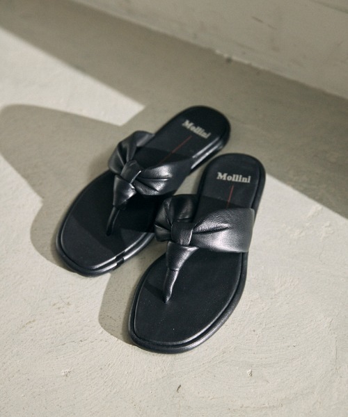 Mollini（モリーニ）の「【Mollini】トングサンダル（サンダル・レディース・オフホワイト/ブラック・37inch/38inch）」の2枚目の写真