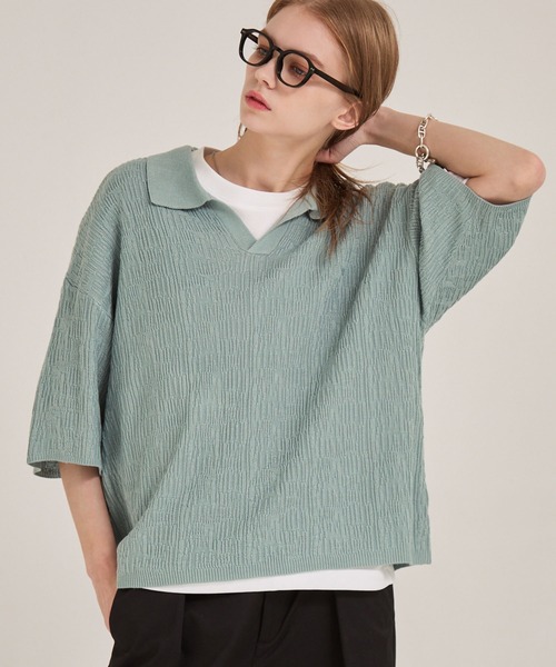 EMMA CLOTHES(エマクローズ)の「ジャガードスキッパールーズニット半袖ポロシャツ EMMA CLOTHES(ポロシャツ・メンズ・ブラック/アイボリー/カーキ/ダークブラウン/テラコッタ/マスタード/ブルー/ワイン/チャコールグレー/ライトパープル/ライトグレー/ブラウン/グレイッシュブルー/ライトブラウン/ブルー系・M/L/S)」の1枚目の写真