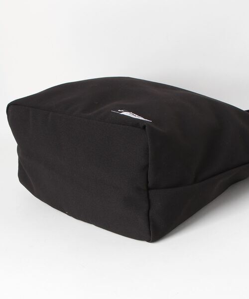 YAKPAK（ヤックパック）の「【YAK PAK/ヤックパック】ブランドロゴ ワンポイントピスネームタグ付 キャンバス生地 ビッグショルダーバッグ/A3サイズ収納可能（ショルダーバッグ・メンズ・ブラック/キナリ・FREE）」の7枚目の写真