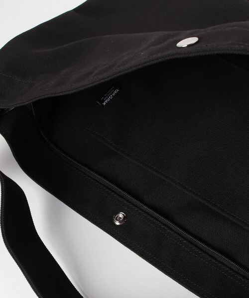 YAKPAK（ヤックパック）の「【YAK PAK/ヤックパック】ブランドロゴ ワンポイントピスネームタグ付 キャンバス生地 ビッグショルダーバッグ/A3サイズ収納可能（ショルダーバッグ・メンズ・ブラック/キナリ・FREE）」の9枚目の写真