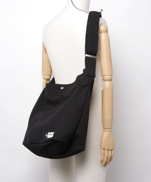 YAKPAK（ヤックパック）の「【YAK PAK/ヤックパック】ブランドロゴ ワンポイントピスネームタグ付 キャンバス生地 ビッグショルダーバッグ/A3サイズ収納可能（ショルダーバッグ・メンズ・ブラック/キナリ・FREE）」の15枚目の写真