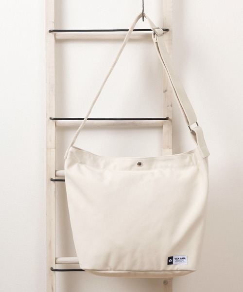 YAKPAK（ヤックパック）の「【YAK PAK/ヤックパック】ブランドロゴ ワンポイントピスネームタグ付 キャンバス生地 ビッグショルダーバッグ/A3サイズ収納可能（ショルダーバッグ・メンズ・ブラック/キナリ・FREE）」の2枚目の写真