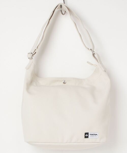 YAKPAK（ヤックパック）の「【YAK PAK/ヤックパック】ブランドロゴ ワンポイントピスネームタグ付 キャンバス生地 ビッグショルダーバッグ/A3サイズ収納可能（ショルダーバッグ・メンズ・ブラック/キナリ・FREE）」の11枚目の写真