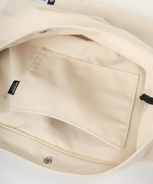 YAKPAK（ヤックパック）の「【YAK PAK/ヤックパック】ブランドロゴ ワンポイントピスネームタグ付 キャンバス生地 ビッグショルダーバッグ/A3サイズ収納可能（ショルダーバッグ・メンズ・ブラック/キナリ・FREE）」の8枚目の写真