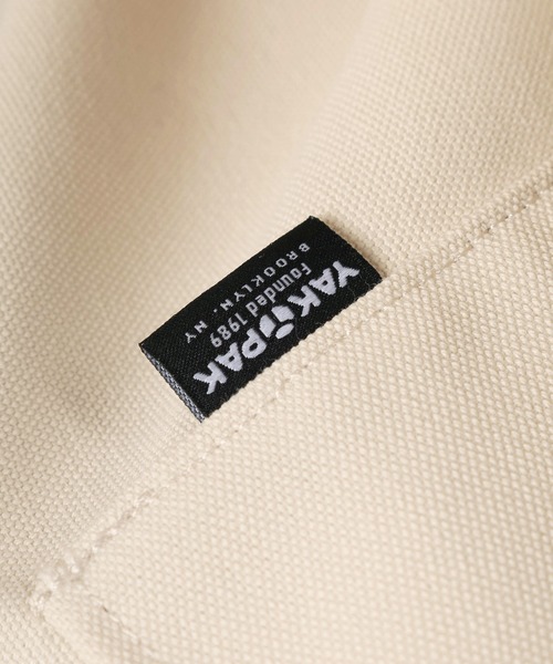 YAKPAK（ヤックパック）の「【YAK PAK/ヤックパック】ブランドロゴ ワンポイントピスネームタグ付 キャンバス生地 ビッグショルダーバッグ/A3サイズ収納可能（ショルダーバッグ・メンズ・ブラック/キナリ・FREE）」の3枚目の写真